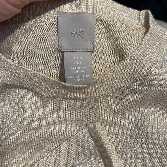 👛 NWT H&M Metallic Puff Sleeve Lightweight Sweater - Picture 4 of 5